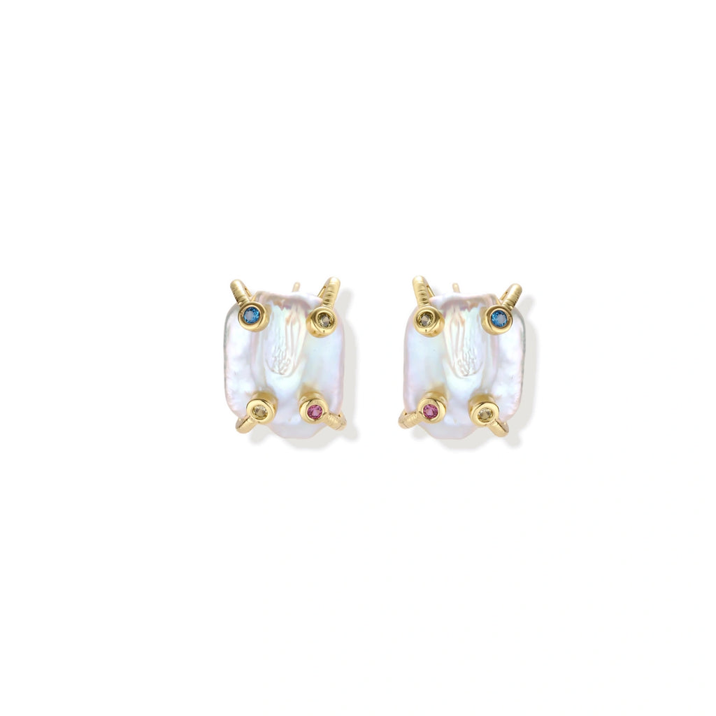 Baroque pearl studs in gold-plated prong setting with four multicolor gemstones on each corner, front and side view